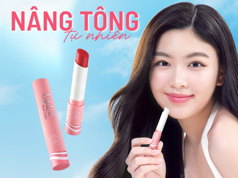 d06c9518-mau-son-danh-cho-hoc-sinh-cap-2-13 Một người cầm thỏi son, bên cạnh là hai thỏi son khác. Chữ "Nâng tông tự nhiên" xuất hiện phía trên.