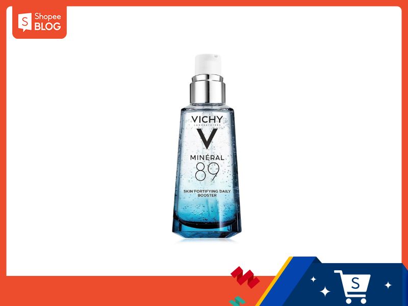 d832fe61-serum-tai-tao-da-8 Chai serum dưỡng da trong suốt, nắp bơm màu trắng bạc, nền trắng, viền cam và xanh dương.