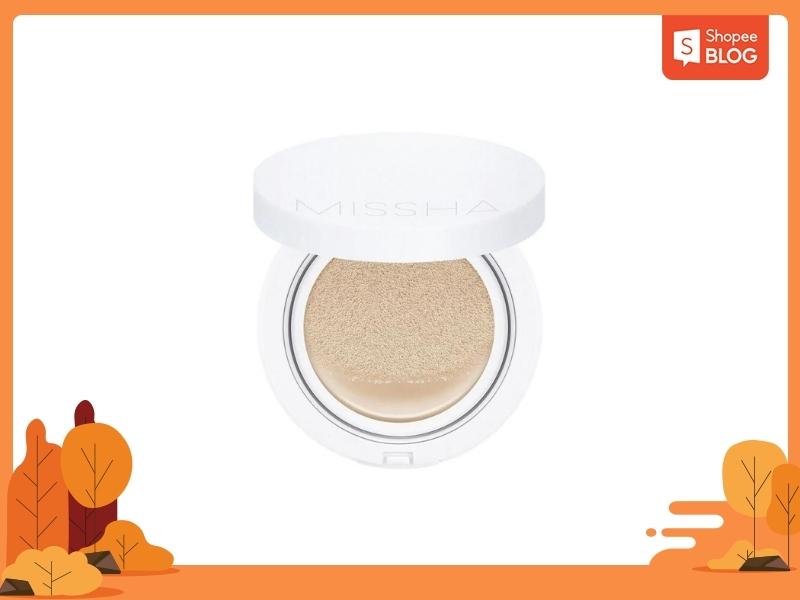 dbc3fc44-cushion-cho-da-kho-3 Hộp phấn trang điểm dạng cushion màu trắng với bề mặt mút bên trong.