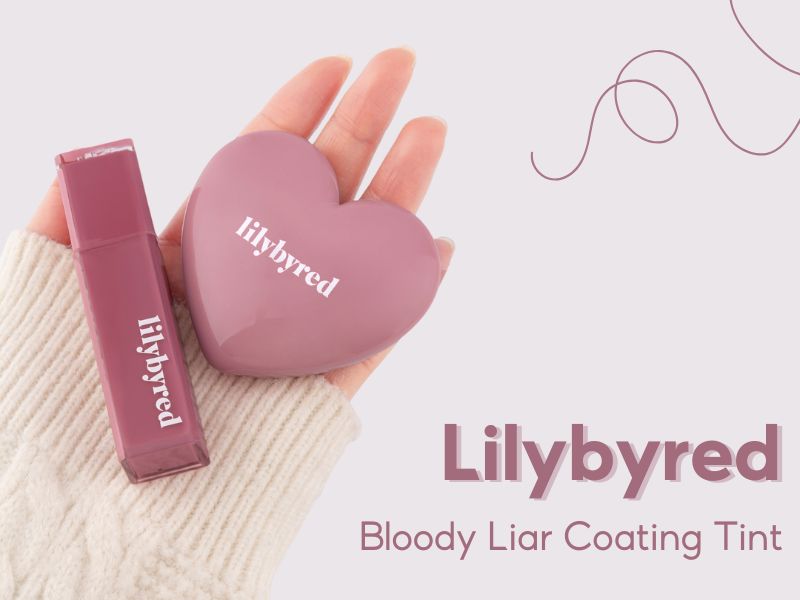 dd61fe69-son-mau-hong-dat-dep-6 Người cầm son môi và hộp hình trái tim màu hồng, có chữ "lilybyred" trên cả hai sản phẩm.