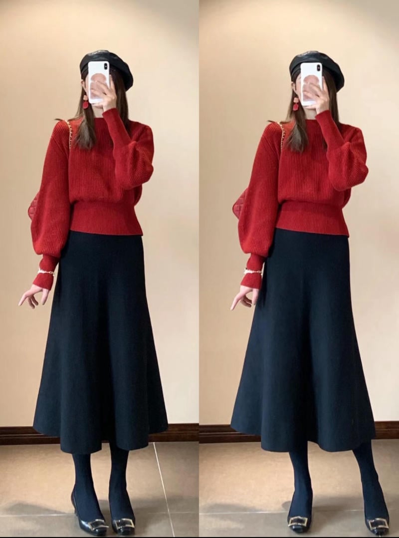 Người chụp ảnh trong gương, mặc áo len đỏ, chân váy đen dài, đội mũ beret đen, chụp bằng điện thoại.