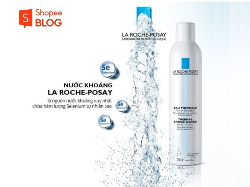 e05eb5ad-xit-khoang-cho-da-kho-2 Chai xịt khoáng La Roche-Posay với bọt nước bắn tung, biểu tượng Se Selenium bên cạnh, logo Shopee Blog phía trên.
