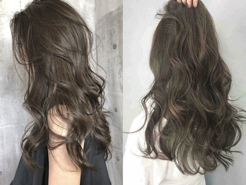 Hình ảnh hai kiểu tóc dài xoăn nhẹ màu nâu, chụp từ phía sau trong không gian nội thất.