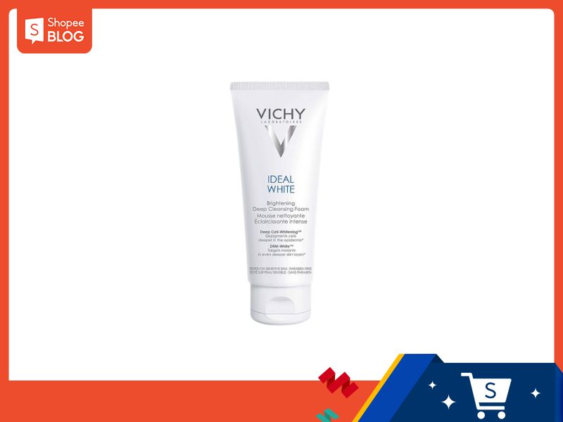 Hình ảnh chai sữa rửa mặt màu trắng của một thương hiệu, nền trắng có logo Shopee Blog và giỏ hàng.