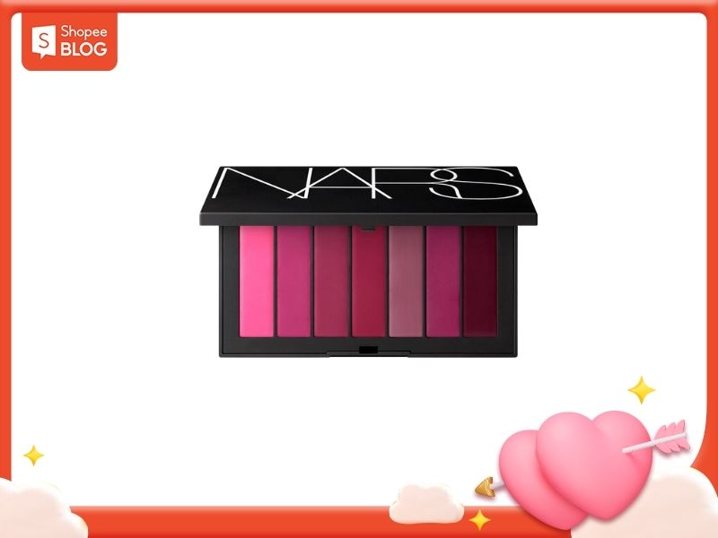 e6399686-review-son-nars-7 Bảng màu son với các sắc hồng và đỏ, vỏ màu đen có chữ trắng, nền viền đỏ và họa tiết trái tim.