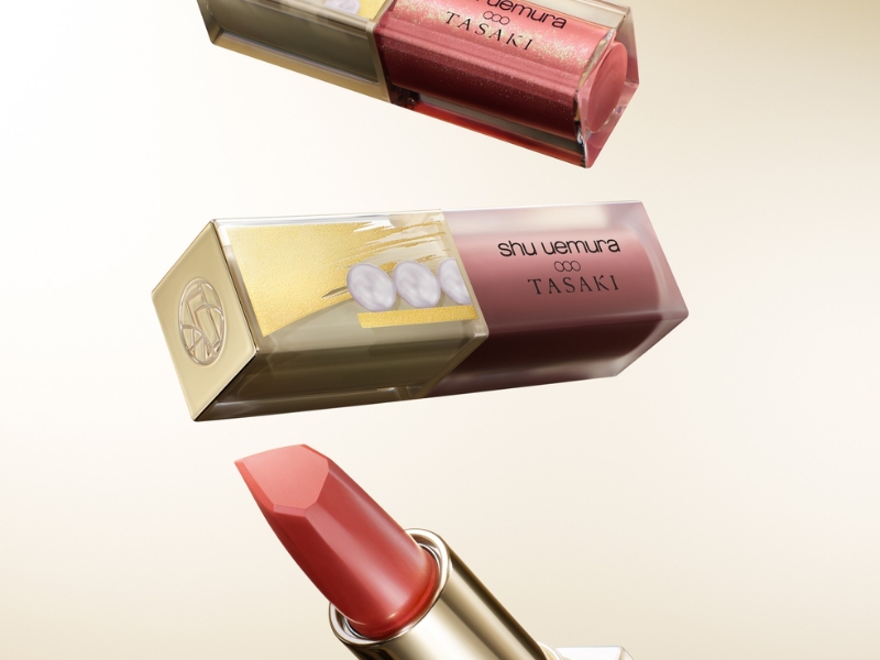 eb3a30ed-review-son-shu-uemura-15 Ba thỏi son trang điểm với thiết kế sang trọng trên nền màu vàng nhạt.