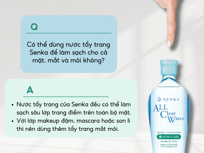 Hình ảnh chai nước tẩy trang Senka bên cạnh câu hỏi và câu trả lời về khả năng làm sạch da mặt, mắt, môi.