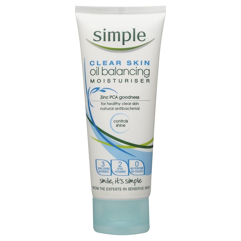 ef302cb6-review-kem-duong-am-simple-4 Dưỡng ẩm Simple cho da dầu với dạng tuýp nhỏ gọn cùng màu xanh tươi mát