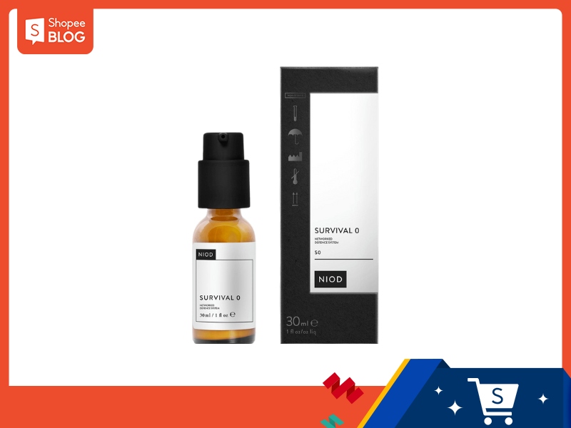 Chai và hộp sản phẩm mỹ phẩm dạng xịt có nhãn hiệu, dung tích 30ml, nền trắng.