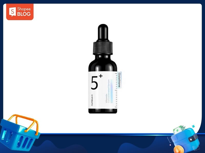 f3440404-serum-lam-deu-mau-da-14 Chai serum màu đen với nhãn trắng, có ống nhỏ giọt, trên nền trắng.