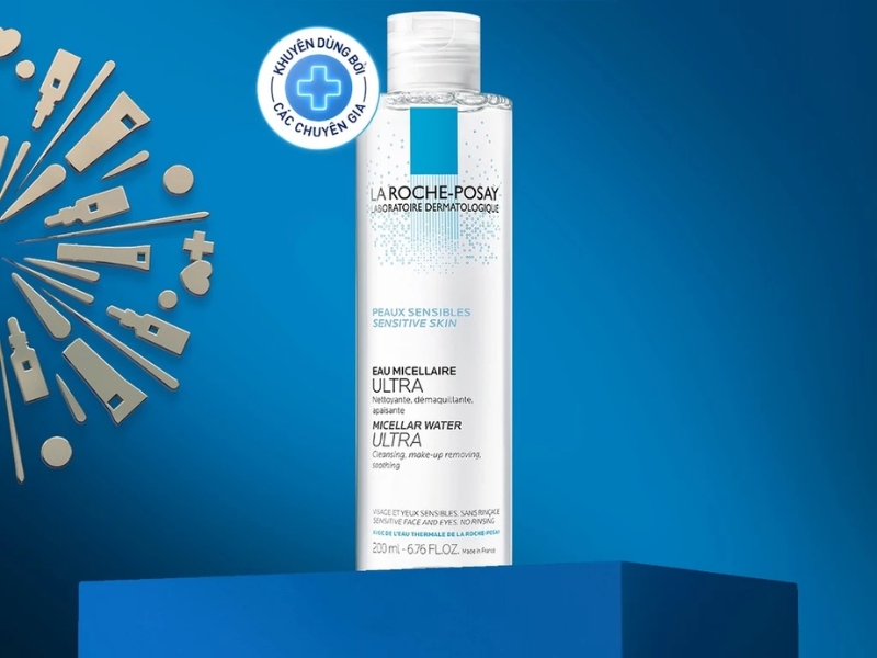 f59292fd-tay-trang-la-roche-posay-cho-da-kho-1 Chai nước tẩy trang La Roche-Posay Ultra đặt trên nền xanh, bên cạnh biểu tượng khuyến nghị của chuyên gia.