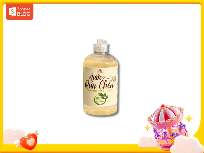 Chai nước rửa chén hương trái cây, nhãn hiệu 100% tự nhiên, nền trắng với chi tiết trang trí vui nhộn.