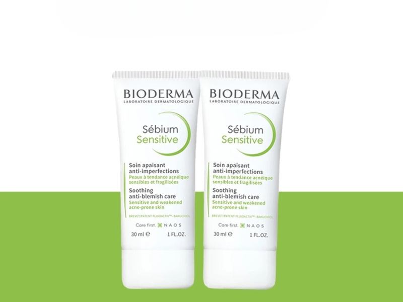 fd15e77e-kem-duong-ban-dem-cho-da-dau-6 Hai tuýp kem dưỡng da Bioderma Sébium Sensitive, dung tích 30 ml, trên nền trắng và xanh lá.