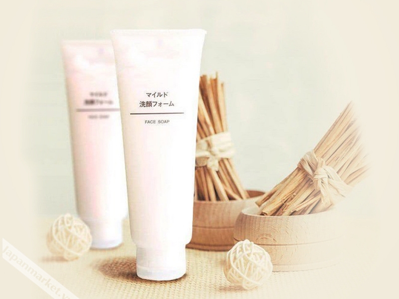 fdbb8fc5-sua-rua-mat-cho-da-hon-hop-thien-kho-011 Hai tuýp sữa rửa mặt màu trắng đứng cạnh nhau, bên cạnh có vật trang trí bằng tre và quả cầu nhỏ.