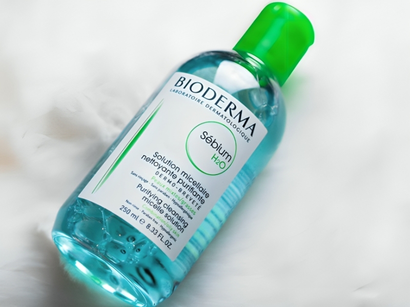 ff66506b-top-nuoc-tay-trang-cho-da-dau-mun-nhay-cam-13 Chai dung dịch làm sạch micellar Bioderma Sébium H2O với nắp màu xanh lá, dung tích 250 ml.