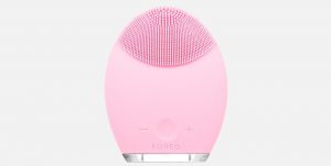 jfi_rwbsnmrkvm-asudk-w-wide-300x151-1 Thiết bị rửa mặt màu hồng với bề mặt chải silicon, dùng để làm sạch da mặt.