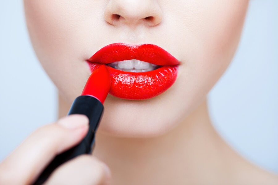 Người đang thoa son đỏ lên môi, cận cảnh đôi môi và thỏi son.