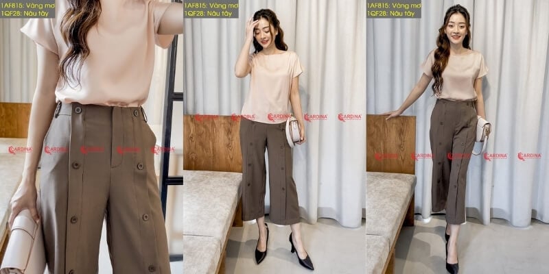 Người mẫu mặc áo màu hồng nhạt và quần dài màu nâu, tạo dáng trước phông nền trắng và ghế gỗ.