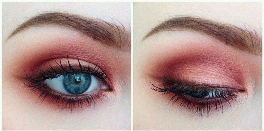 Đôi mắt với trang điểm màu hồng và đỏ, một bên mở và một bên nhắm, thể hiện phong cách cá tính.
