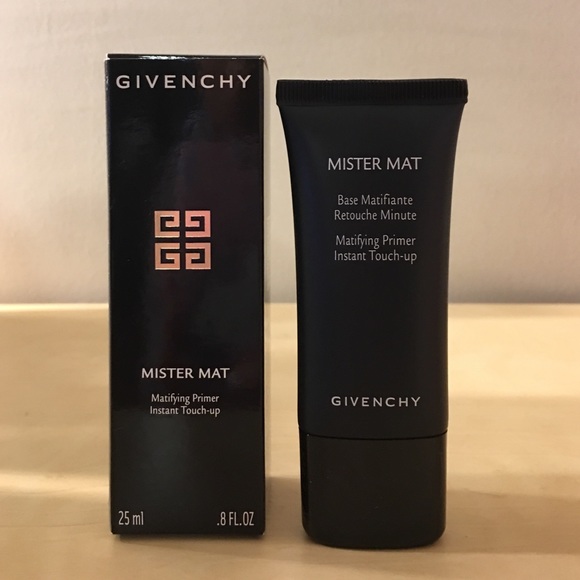 my-pham-trang-diem-cho-da-dau-mun-3 Hộp và tuýp kem lót làm mờ da, nhãn hiệu Givenchy, dung tích 25ml, đặt trên bề mặt gỗ.