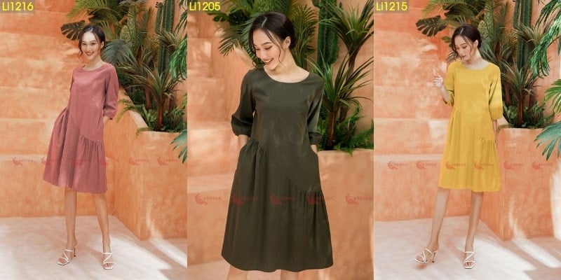 Ba mẫu váy dài với tông màu khác nhau, được mặc bởi người mẫu nữ, nền cây xanh và tường cam.