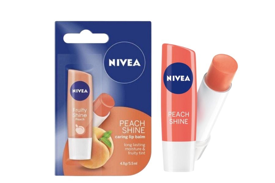 Son dưỡng môi Nivea Peach Shine màu cam, có hình ảnh quả đào và bao bì xanh.