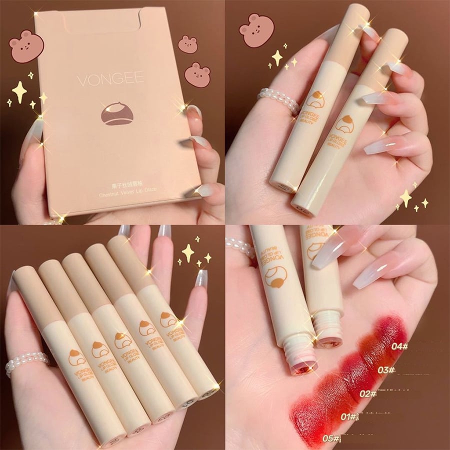 Hộp và thỏi son màu be được cầm trên tay, kèm hình ảnh mẫu màu son trên da.
