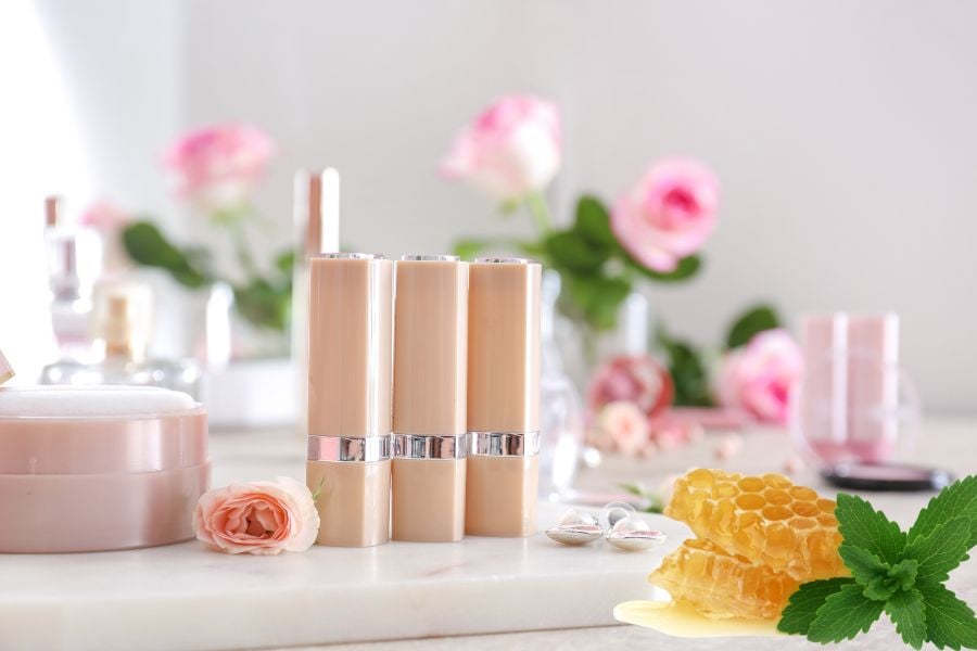 Bộ mỹ phẩm trên bàn, cạnh hoa hồng và mật ong, tạo không gian trang nhã và tươi mới.