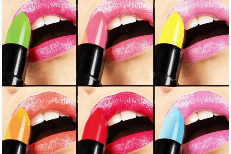 Cận cảnh sáu đôi môi với son màu sắc khác nhau: xanh lá, hồng, vàng, cam, đỏ và xanh dương.