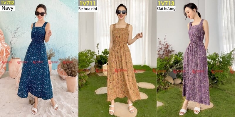 Ba phụ nữ mặc váy dài hoa văn, đứng giữa các chậu cây, tạo dáng trong không gian nội thất sáng sủa.