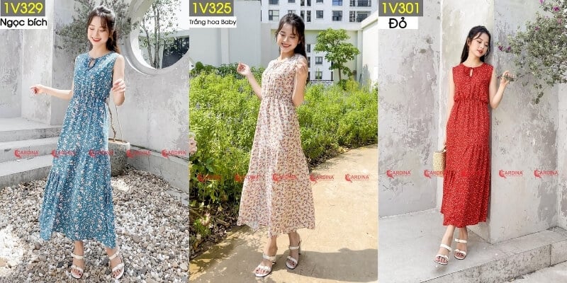 Ba người mặc váy hoa khác nhau, tạo dáng trong không gian ngoài trời với cây xanh và tường trắng.
