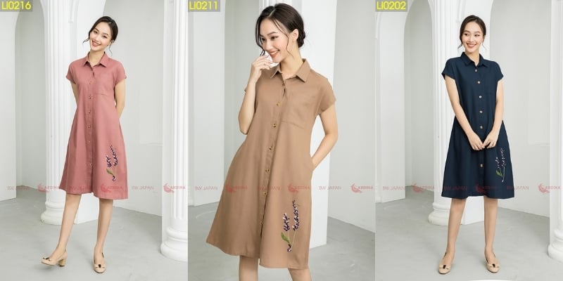 Ba người mẫu mặc váy sơ mi màu hồng, nâu và xanh đen, đứng trong phòng với nền trắng cột trụ.