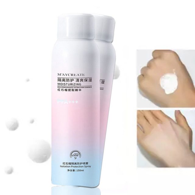 Chai xịt dưỡng ẩm Maycreate, với nền trắng hồng, và ảnh minh họa sản phẩm bôi trên tay.