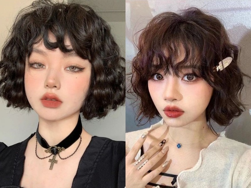 Hai người với kiểu tóc ngắn xoăn, một người đeo vòng cổ choker và một người cài kẹp tóc hình chiếc lá.