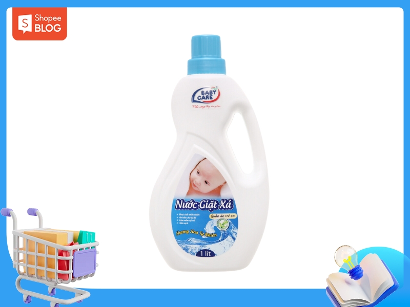 Chai nước giặt xả màu trắng với nắp xanh, nhãn hiệu và hình em bé trên nhãn, dung tích 1 lít.