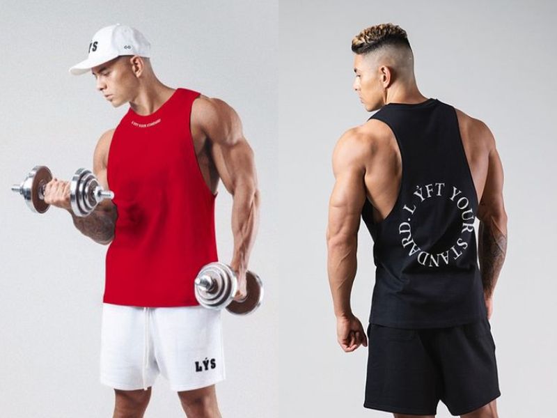 Người đàn ông mặc áo ba lỗ tập gym, cầm tạ tay, nền trắng.
