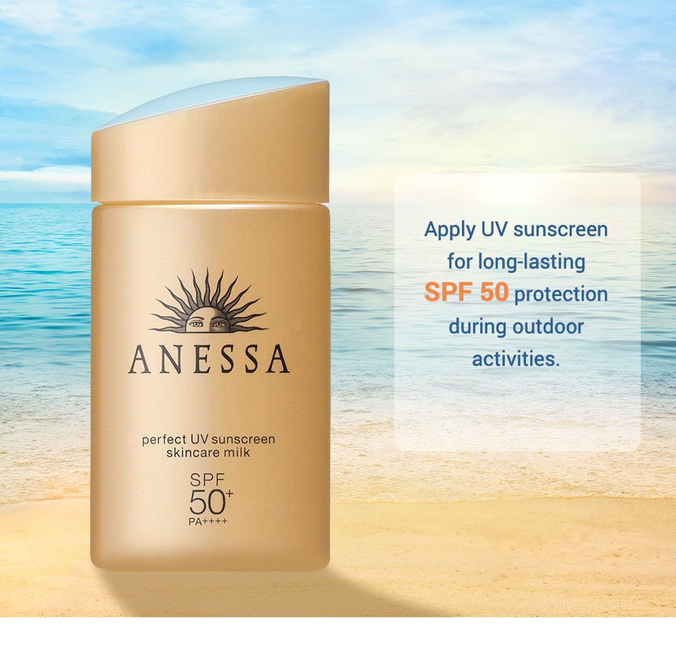 Chai kem chống nắng SPF 50+ trên nền biển, có chữ hướng dẫn sử dụng cho hoạt động ngoài trời.