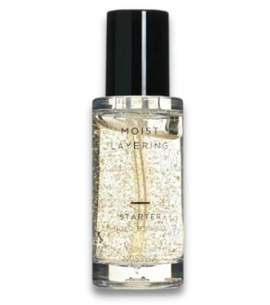 Chai serum có nắp màu đen, dung dịch màu vàng nhạt, trên nhãn ghi chữ "Moist Layering Starter".
