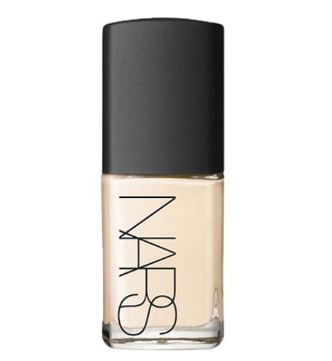 Chai kem nền có nắp đen, thân chai in chữ NARS, chứa chất lỏng màu be nhạt.