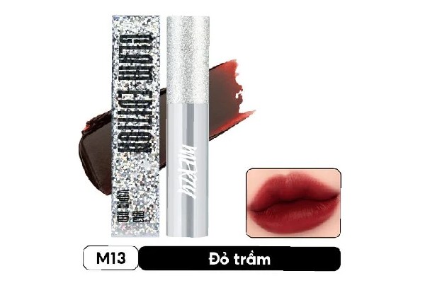Hình ảnh son môi màu đỏ trầm, vỏ bạc ánh kim, kèm swatch và mẫu môi tô son.