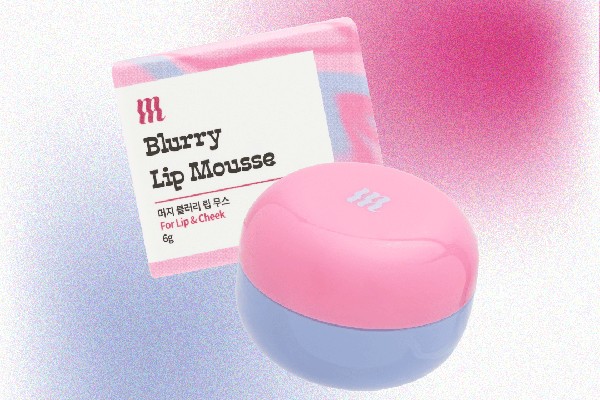 Top 7+ Màu Son Merzy Đẹp Nhất 2023: Review Chi Tiết Các Dòng Son Hot 8 Hộp và bao bì son mousse màu hồng và tím, có dòng chữ "Blurry Lip Mousse" trên nền màu sắc hòa quyện.
