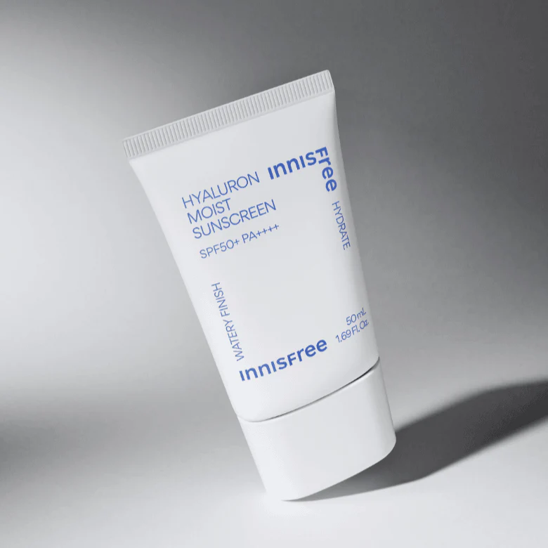 Tuýp kem chống nắng màu trắng với thông tin SPF50+ và PA++++ trên nền xám.