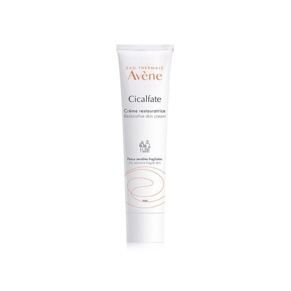 Tuýp kem dưỡng da màu trắng với nhãn hiệu Avène Cicalfate, dành cho da nhạy cảm và dễ tổn thương.