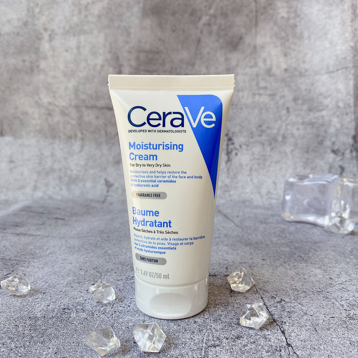 Kem dưỡng Cerave Oil Control Moisturizing có khả năng kiểm soát nhờn cũng như cấp ẩm hiệu quả