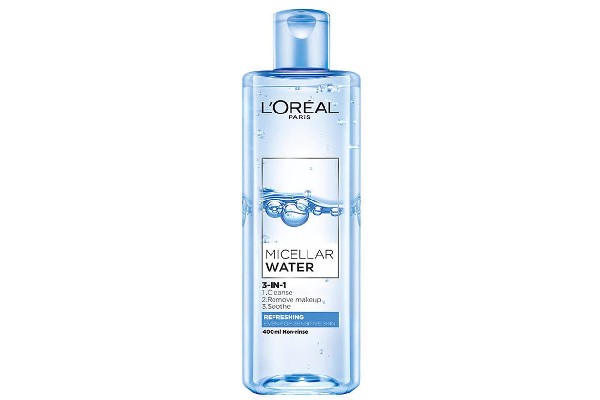 Chai nước tẩy trang micellar màu xanh, thương hiệu in trên nhãn, dung tích 400ml.