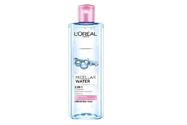 Chai nước tẩy trang micellar màu xanh nhạt, nắp hồng, dung tích 400ml, nhãn hiệu nổi bật trên thân chai.