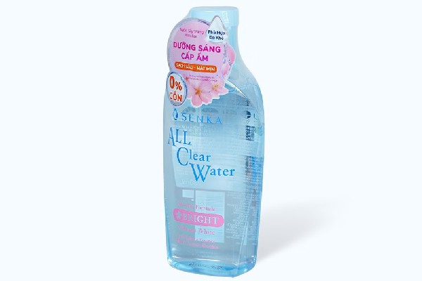 Chai nước tẩy trang Senka All Clear Water, nhãn màu xanh và hồng, có thông tin dưỡng ẩm và không chứa cồn.