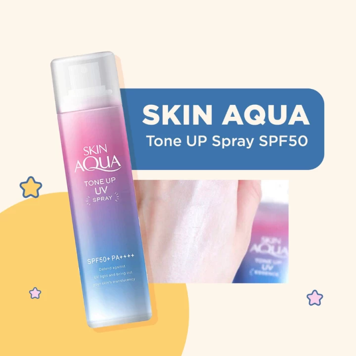 Chai xịt chống nắng Skin Aqua Tone Up UV Spray SPF50+ nằm cạnh bàn tay đang thoa sản phẩm.