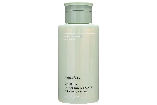 Chai nước tẩy trang màu xanh nhạt với dung tích 300ml, có nhãn hiệu và thông tin sản phẩm trên nhãn.