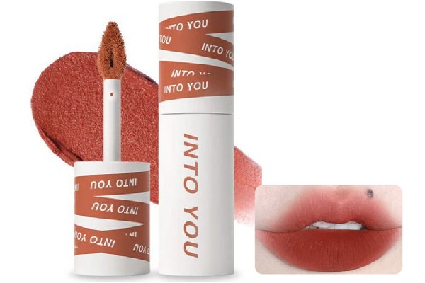 Thỏi son kem màu đỏ, kèm hình ảnh minh họa đôi môi đã thoa son, thương hiệu "INTO YOU".